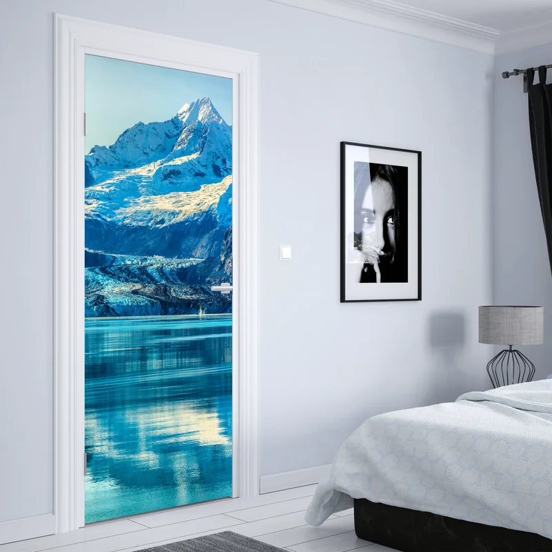 Türaufkleber majestätischer alpiner gletscher mit spiegelung
