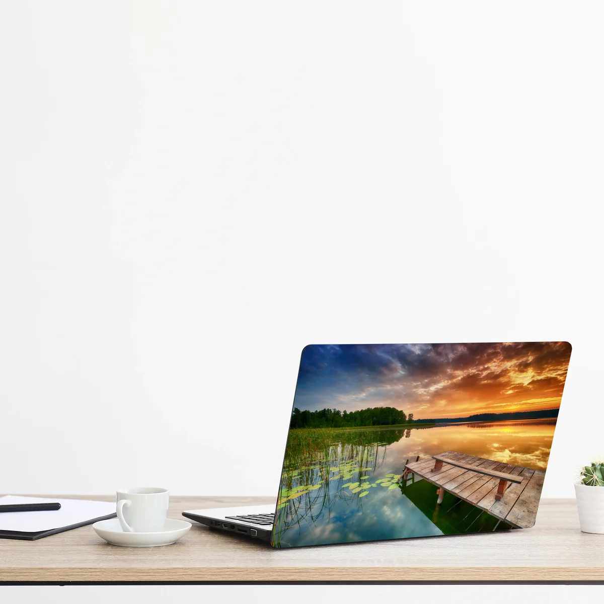 Naklejka na laptopa złoty wschód słońca nad spokojnym jeziorem Naklejka na laptopa złoty wschód słońca nad spokojnym jeziorem