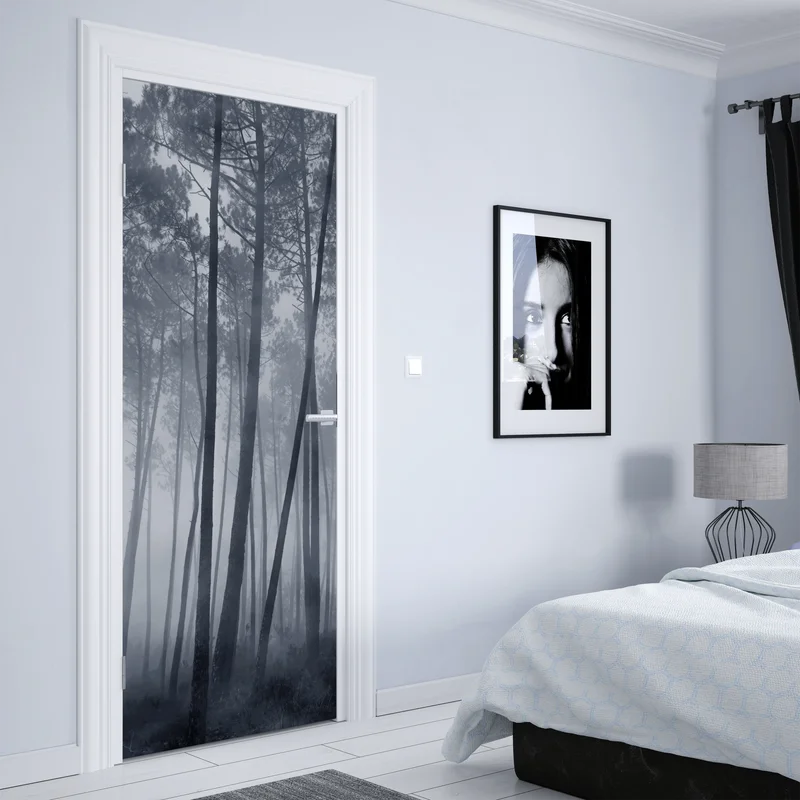 Türaufkleber nebliger kiefernwald bei nacht