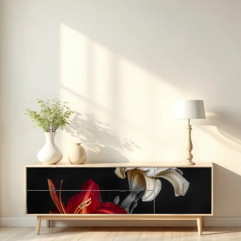 Repositionierbarer Aufkleber dramatische rote und cremefarbene lilien auf schwarzem hintergrund Repositionierbarer Aufkleber dramatische rote und cremefarbene lilien auf schwarzem hintergrund