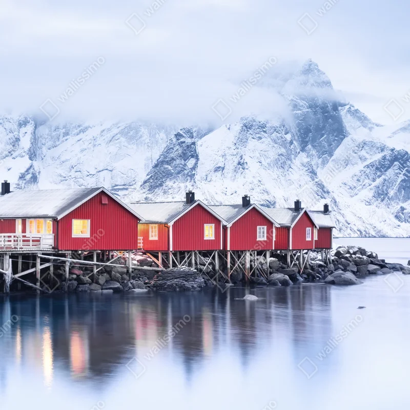 Leinwandbild sonnenaufgang über den roten hütten der Lofoten Leinwandbild sonnenaufgang über den roten hütten der Lofoten