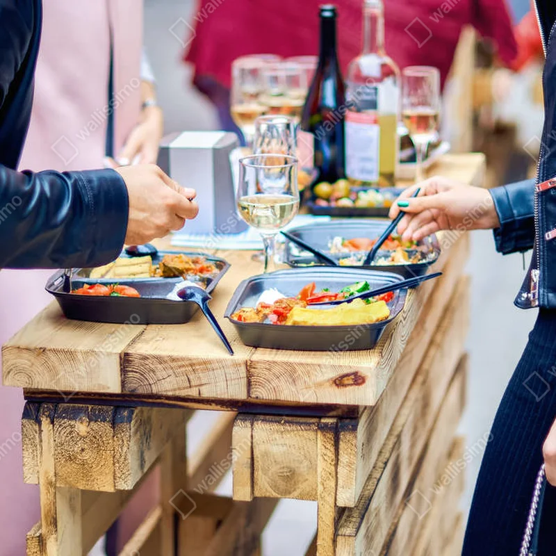 Leinwandbild ein Mann und eine Frau essen Streetfood. Pilaf und Muscheln • Leinwandbilder bei Wallnifity® Leinwandbild ein Mann und eine Frau essen Streetfood. Pilaf und Muscheln • Leinwandbilder bei Wallnifity®