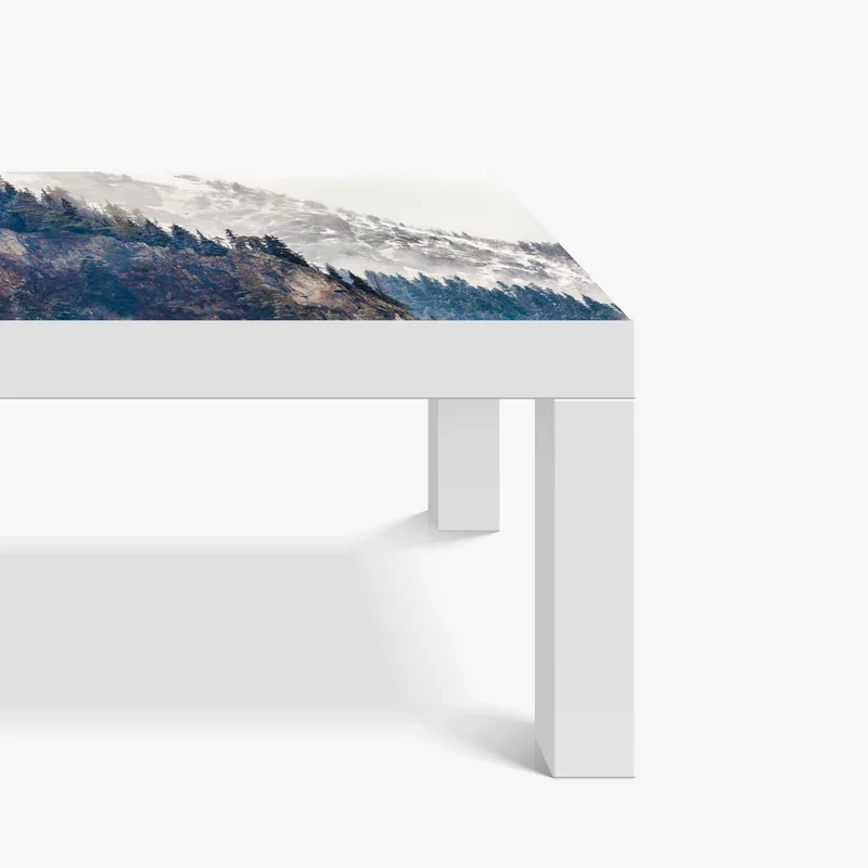 Tischaufkleber und Schreibtischaufkleber nebliger berg mit felsklippe und kieferwald