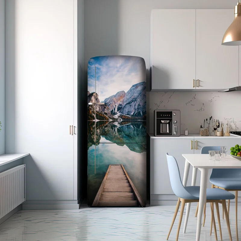Kühlschrankaufkleber ruhiger alpensee mit hölzernem steg