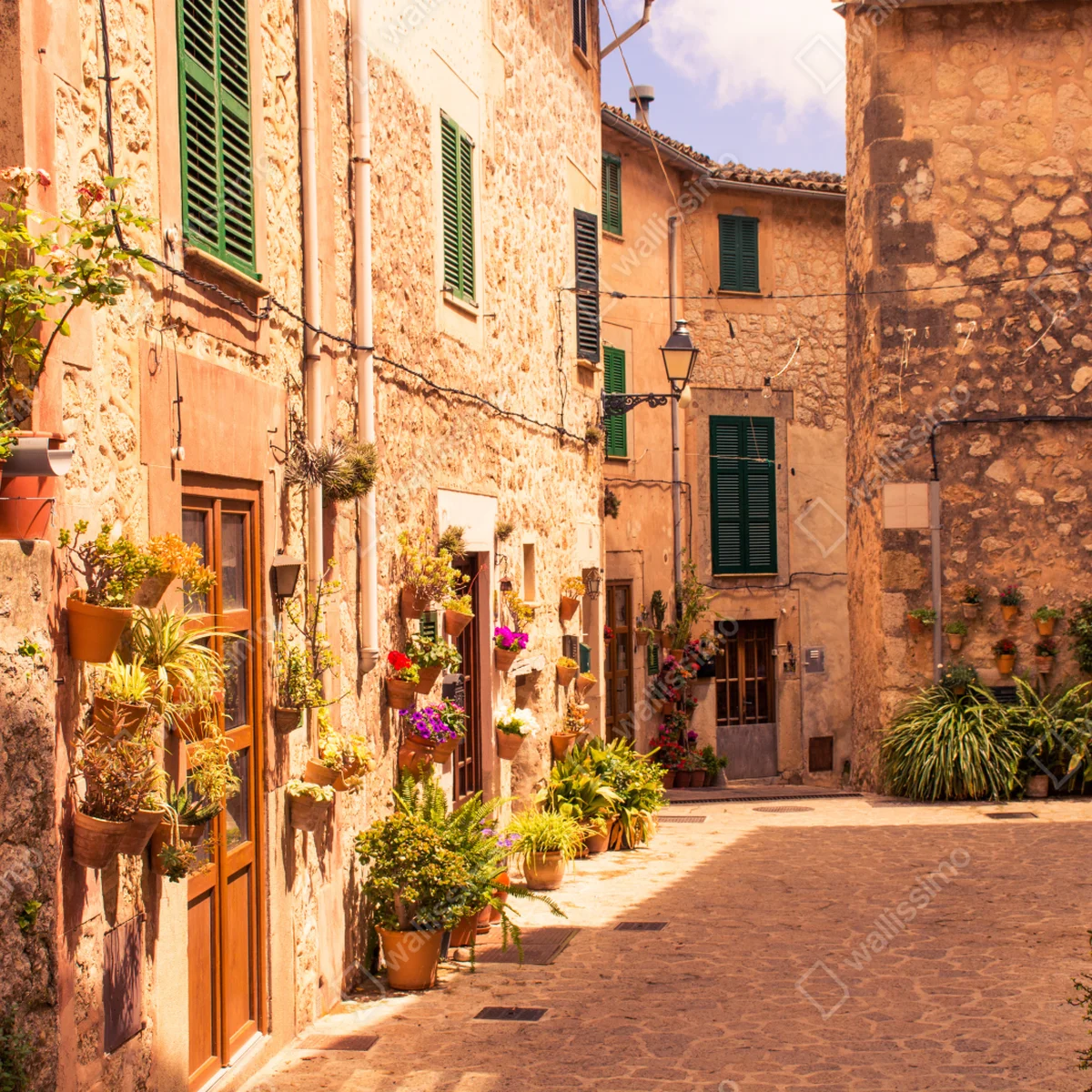 Laptop-Aufkleber sonnige mediterrane gasse mit blumentöpfen Laptop-Aufkleber sonnige mediterrane gasse mit blumentöpfen