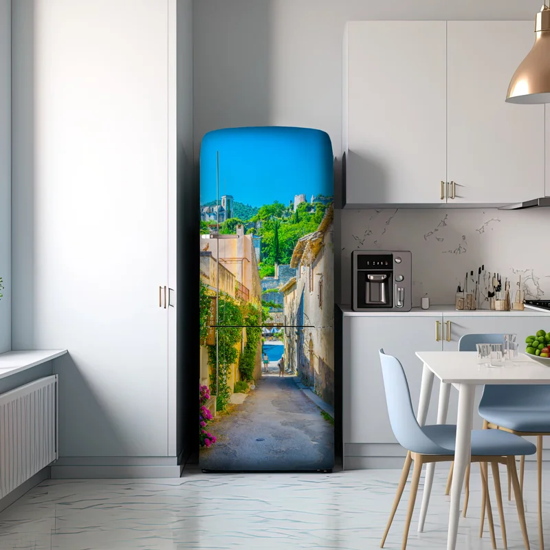 Kühlschrankaufkleber sonnenbeschienene gasse in einem mediterranen dorf
