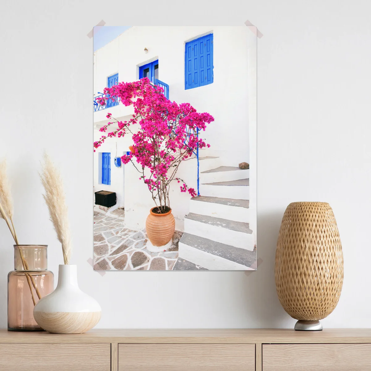 Poster rosa bougainvillea vor weißem haus auf griechischer insel Poster rosa bougainvillea vor weißem haus auf griechischer insel