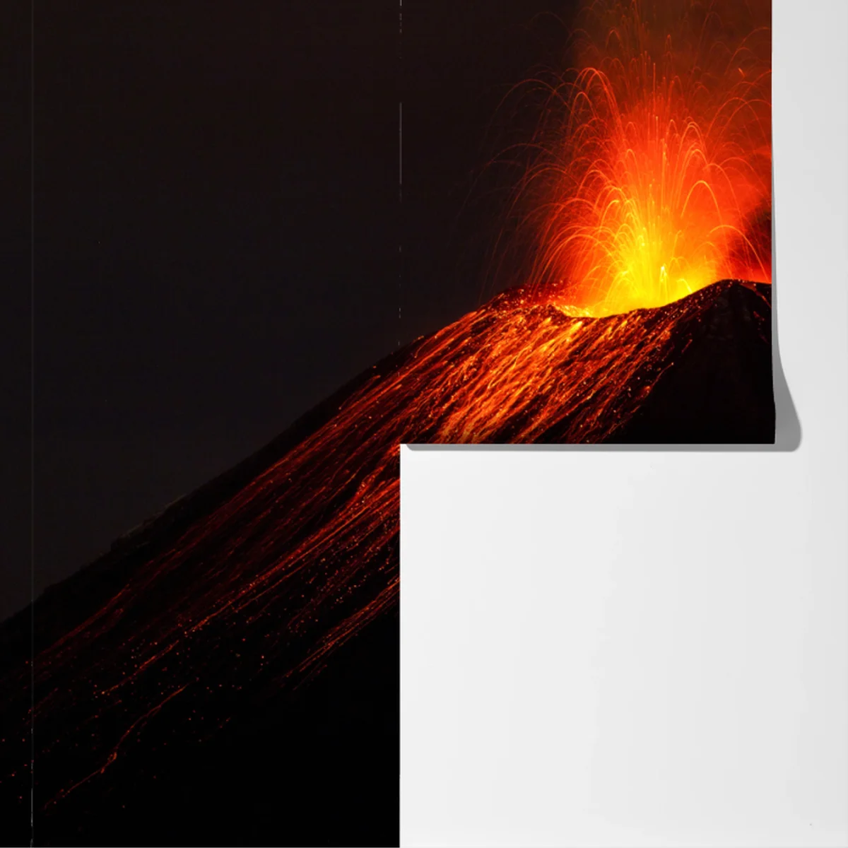 Fototapete glühender vulkanausbruch bei nacht Fototapete glühender vulkanausbruch bei nacht