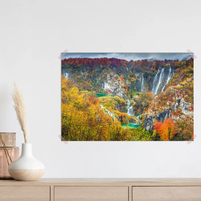 Poster herbstliche wasserfälle in einem farbenfrohen wald Poster herbstliche wasserfälle in einem farbenfrohen wald