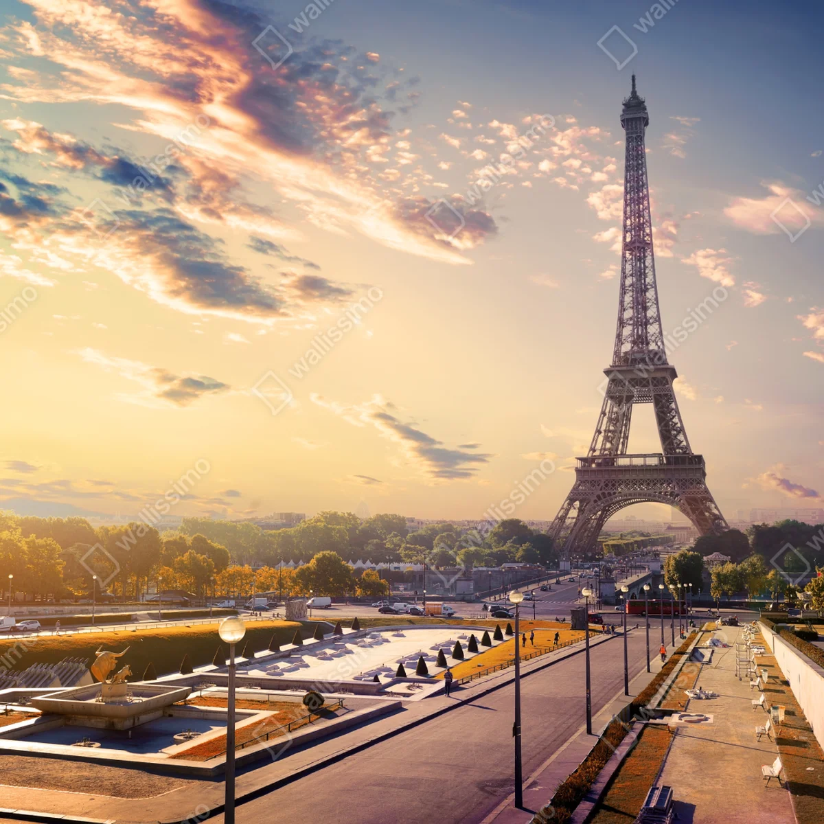 Fototapete sonnenbeschienener blick auf den Eiffelturm bei dämmerung Fototapete sonnenbeschienener blick auf den Eiffelturm bei dämmerung