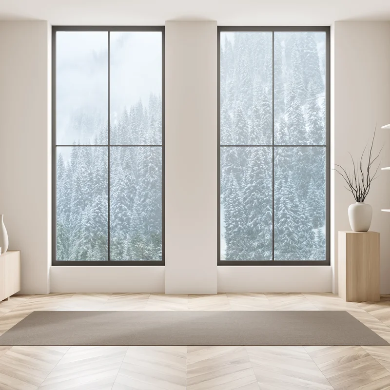 Naklejka na okno mglisty ośnieżony las sosnowy