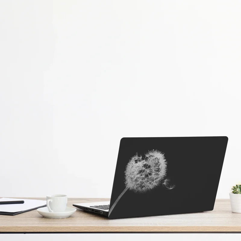 Naklejka na laptopa delikatny dmuchawiec w monochromie Naklejka na laptopa delikatny dmuchawiec w monochromie