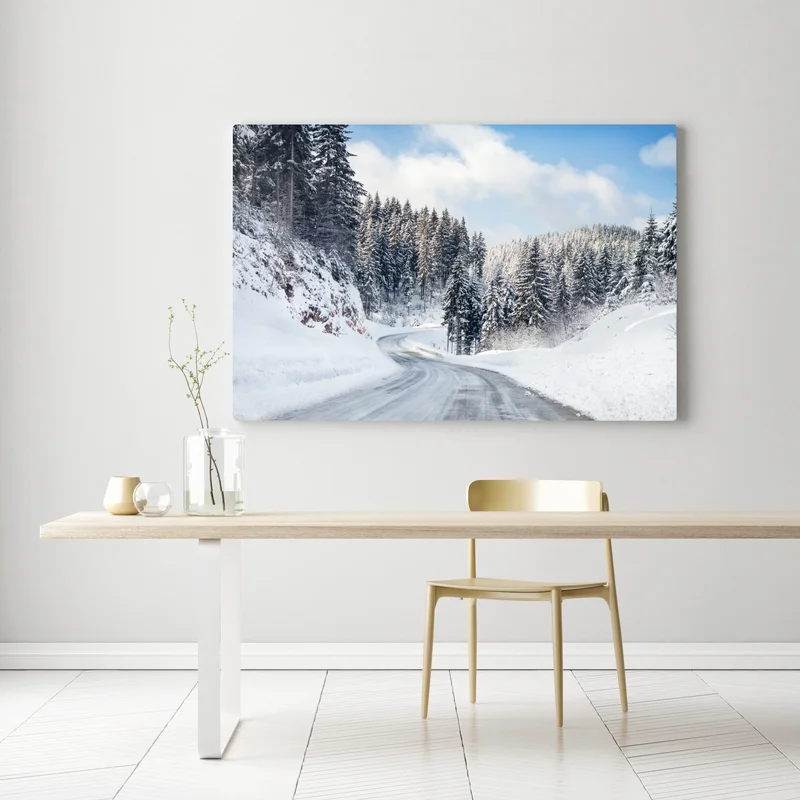 Leinwandbild winterstraße durch verschneiten nadelwald Leinwandbild winterstraße durch verschneiten nadelwald