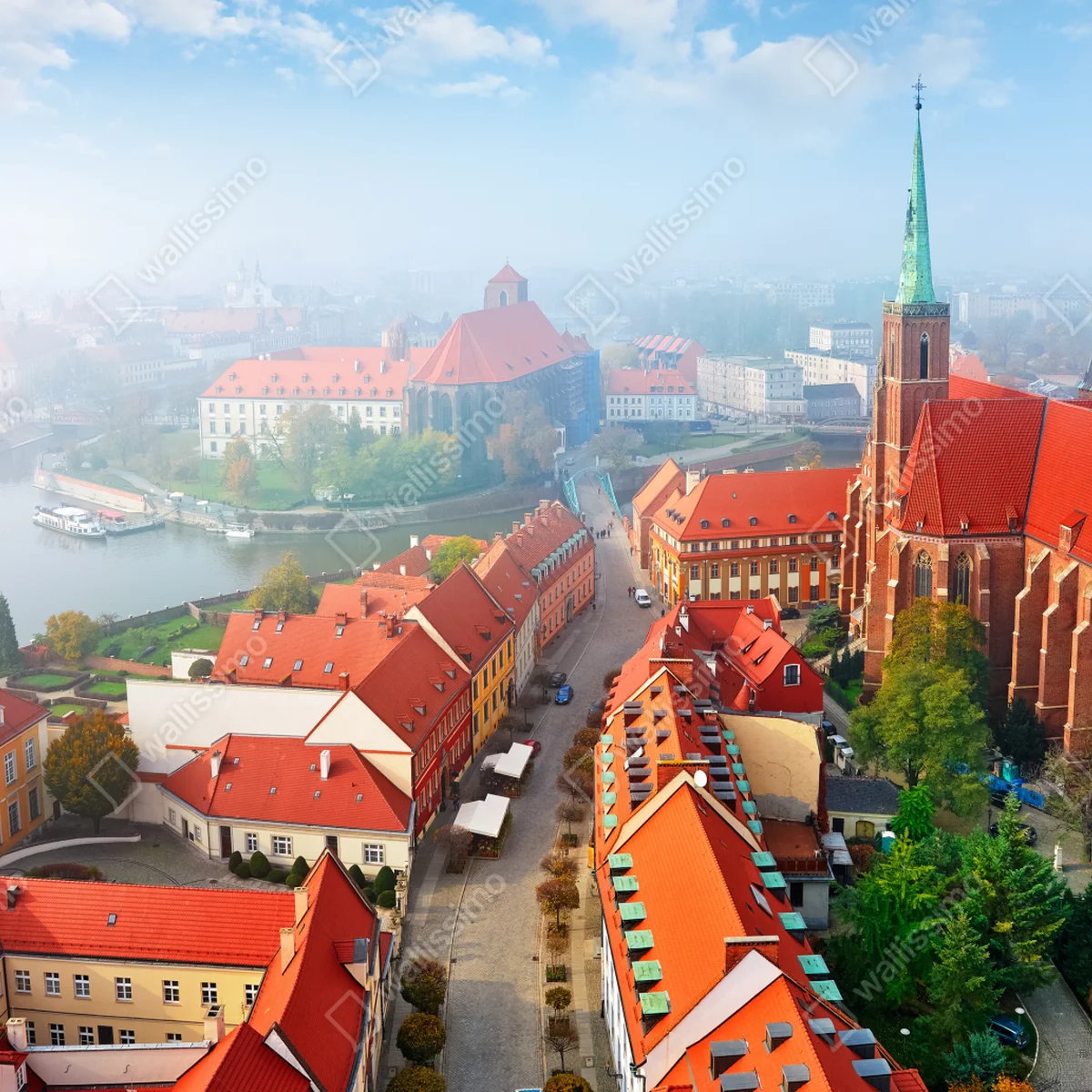 Fensteraufkleber neblige europäische stadtszene mit roten dächern Fensteraufkleber neblige europäische stadtszene mit roten dächern