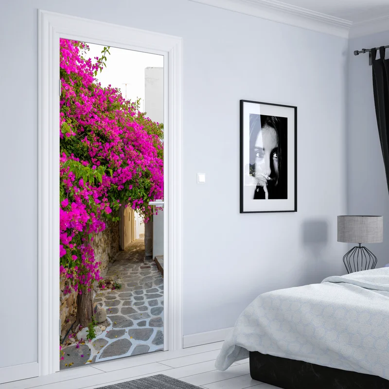 Türaufkleber blühende bougainvillea in Naousa gasse