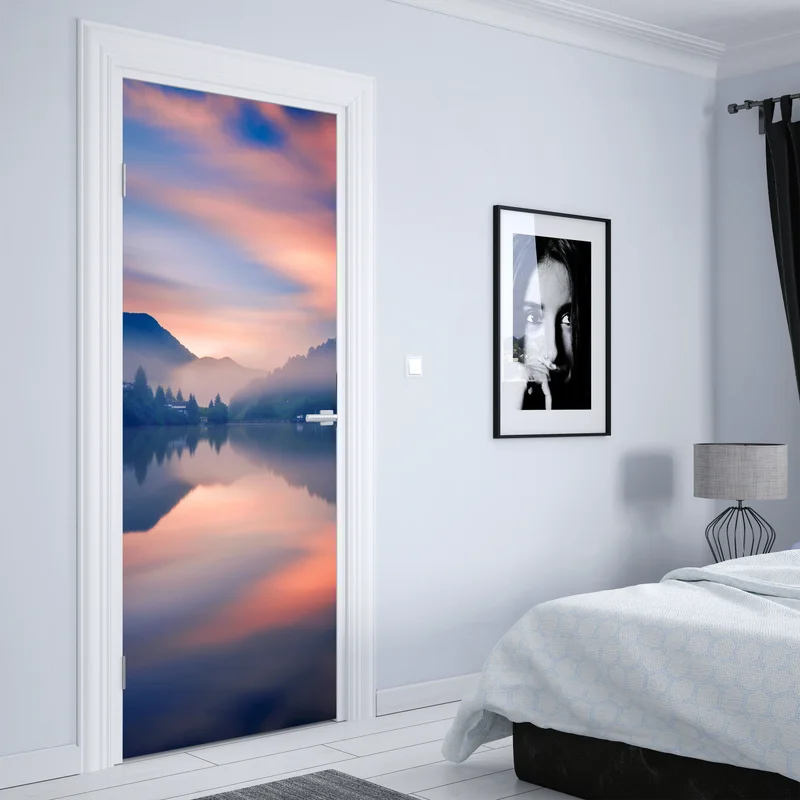 Türaufkleber nebeliger bergsee bei dämmerung