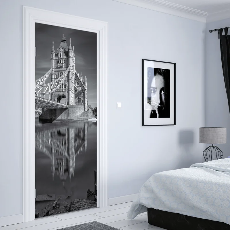 Türaufkleber Tower Bridge reflektiert in schwarzweiß