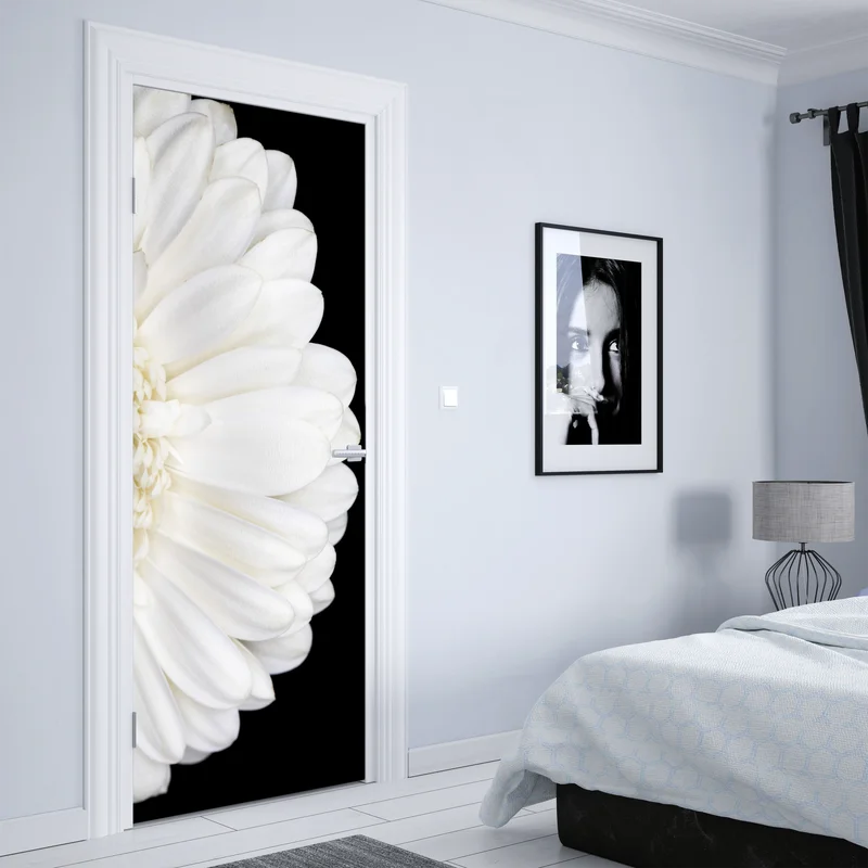 Türaufkleber weiße gerbera auf schwarzem hintergrund minimalistische nahaufnahme