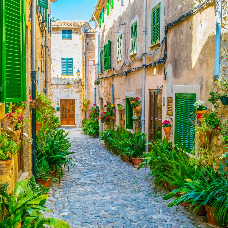 Leinwandbild sonnige gasse mit grünen fensterläden Leinwandbild sonnige gasse mit grünen fensterläden