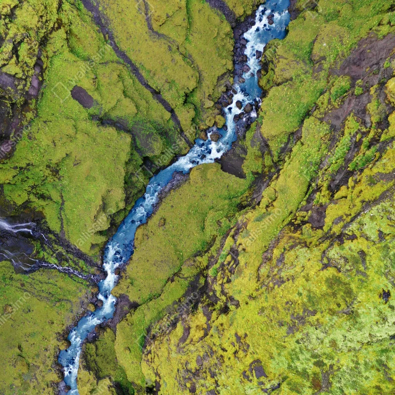 Poster luftaufnahme: fluss in moosbedeckter schlucht Poster luftaufnahme: fluss in moosbedeckter schlucht
