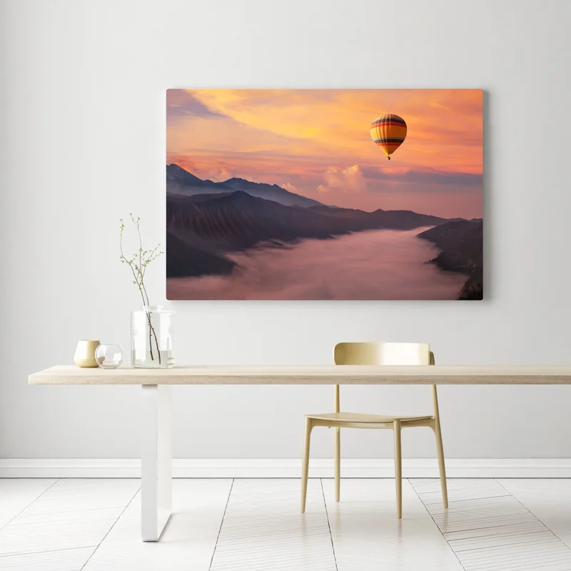 Leinwandbild heißluftballon über nebligen bergen bei sonnenaufgang Leinwandbild heißluftballon über nebligen bergen bei sonnenaufgang