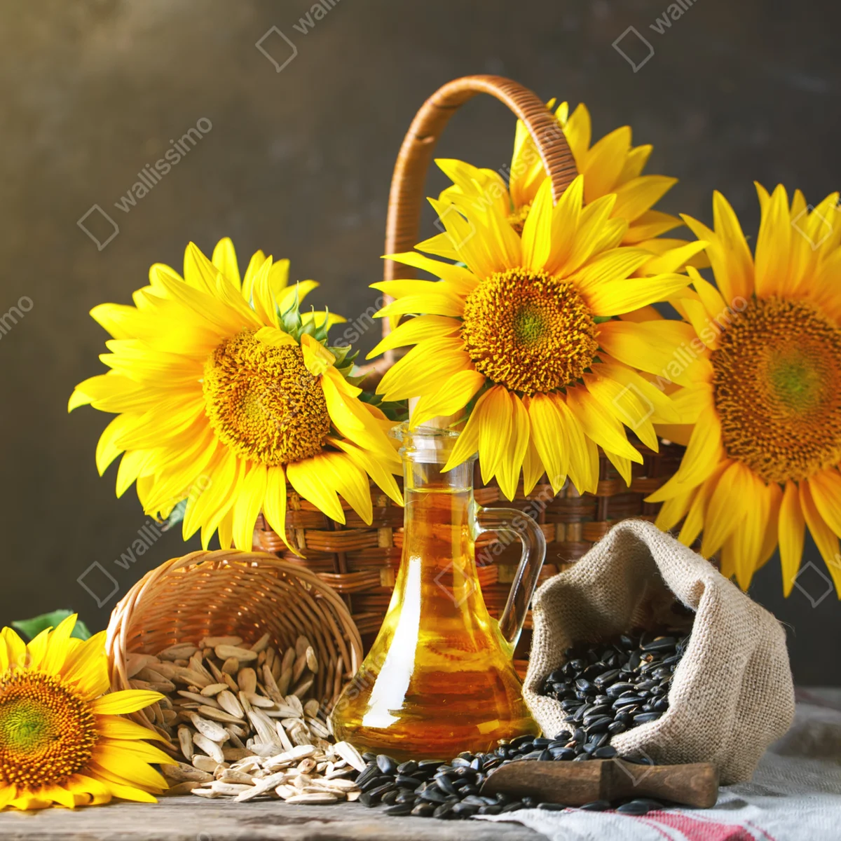 Fototapete leuchtendes stillleben mit sonnenblumen, kernen und öl Fototapete leuchtendes stillleben mit sonnenblumen, kernen und öl