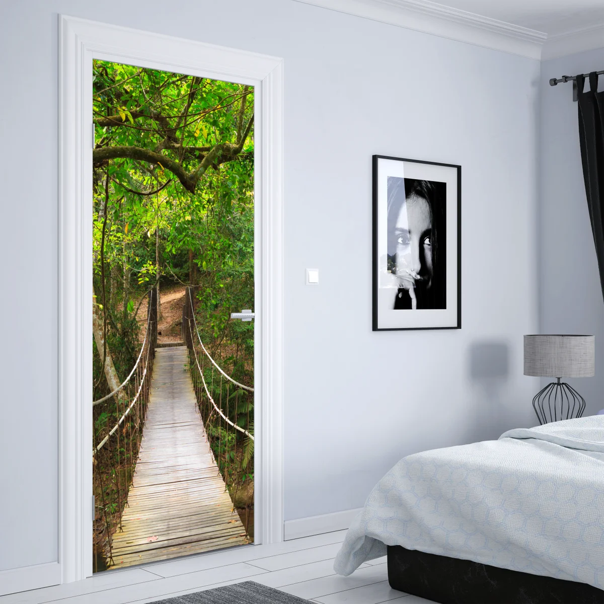 Türaufkleber hängende holzbrücke im grünen wald Türaufkleber hängende holzbrücke im grünen wald