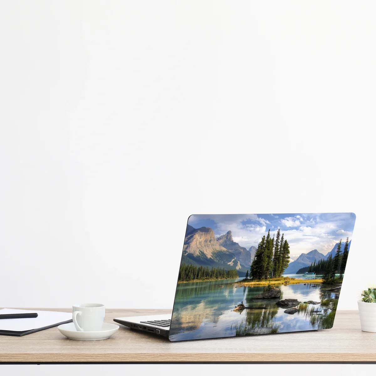 Naklejka na laptopa spokojne jezioro alpejskie z wyspą i górami Naklejka na laptopa spokojne jezioro alpejskie z wyspą i górami