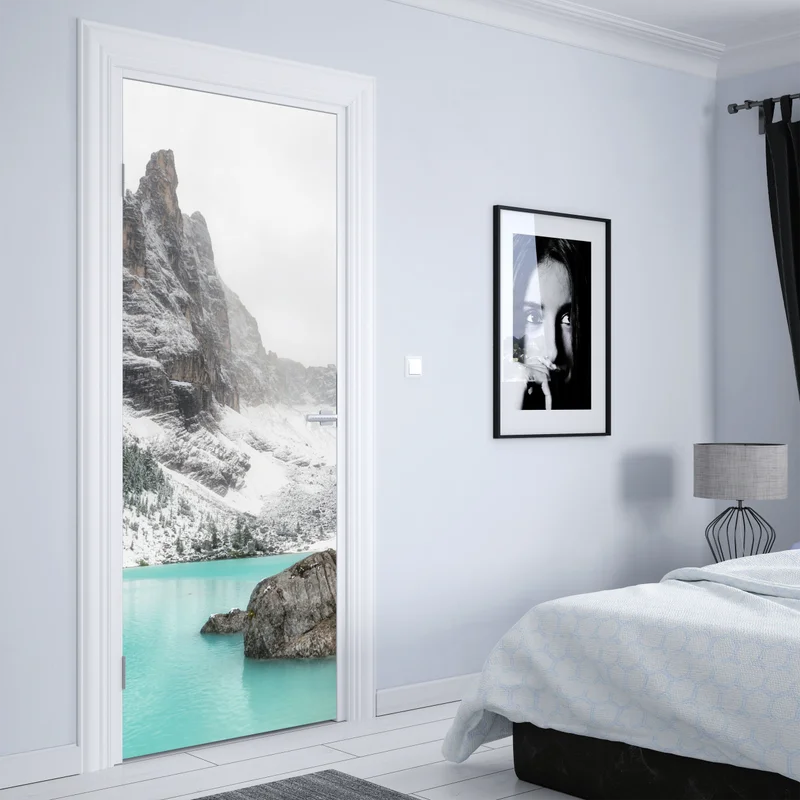 Türaufkleber türkissee in alpiner landschaft unter schneebedeckten gipfeln