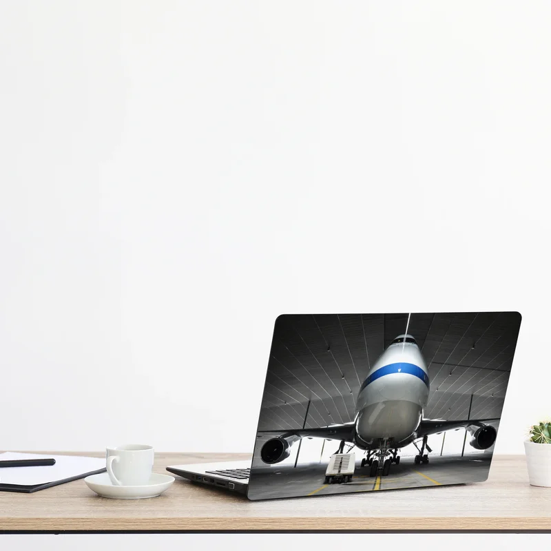 Laptop-Aufkleber frachter im hangar - frontansicht des jets