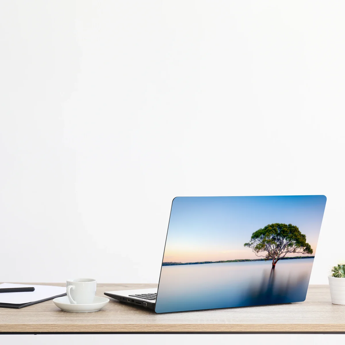 Naklejka na laptopa samotne drzewo nad spokojnym jeziorem Naklejka na laptopa samotne drzewo nad spokojnym jeziorem