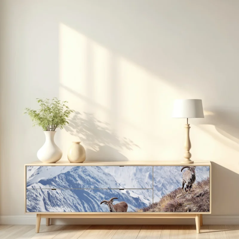 Repositionierbarer Aufkleber wilde blaue schafe an einem hang im Himalaya, Manang, Nepal