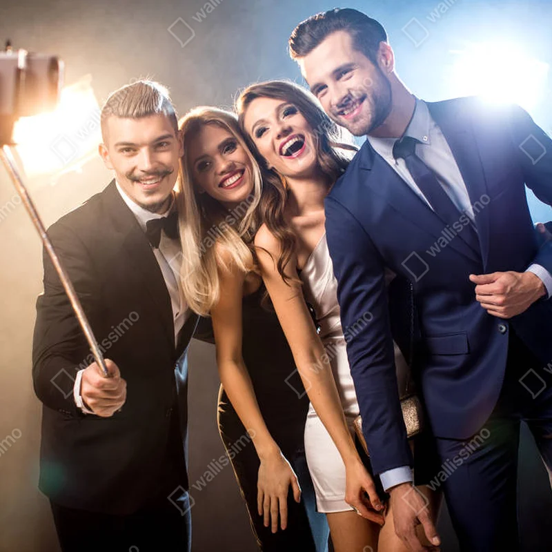 Leinwandbild glückliche Freunde beim Selfie • Leinwandbilder bei Wallnifity® Leinwandbild glückliche Freunde beim Selfie • Leinwandbilder bei Wallnifity®