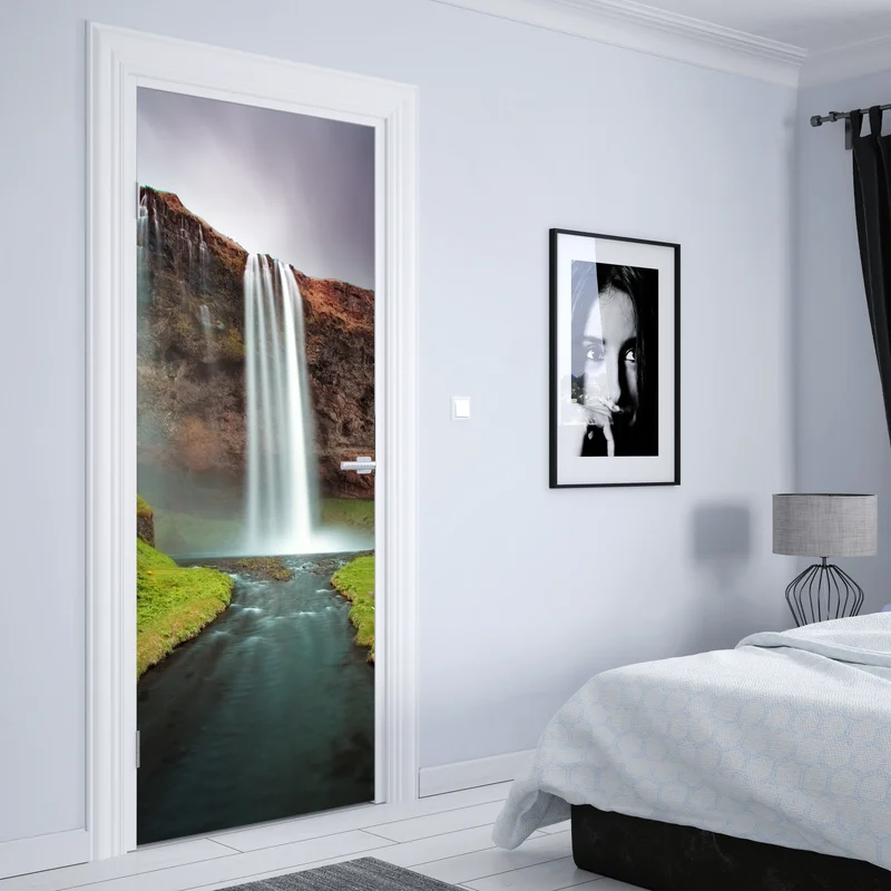 Türaufkleber nebeliger wasserfall im üppigen tal