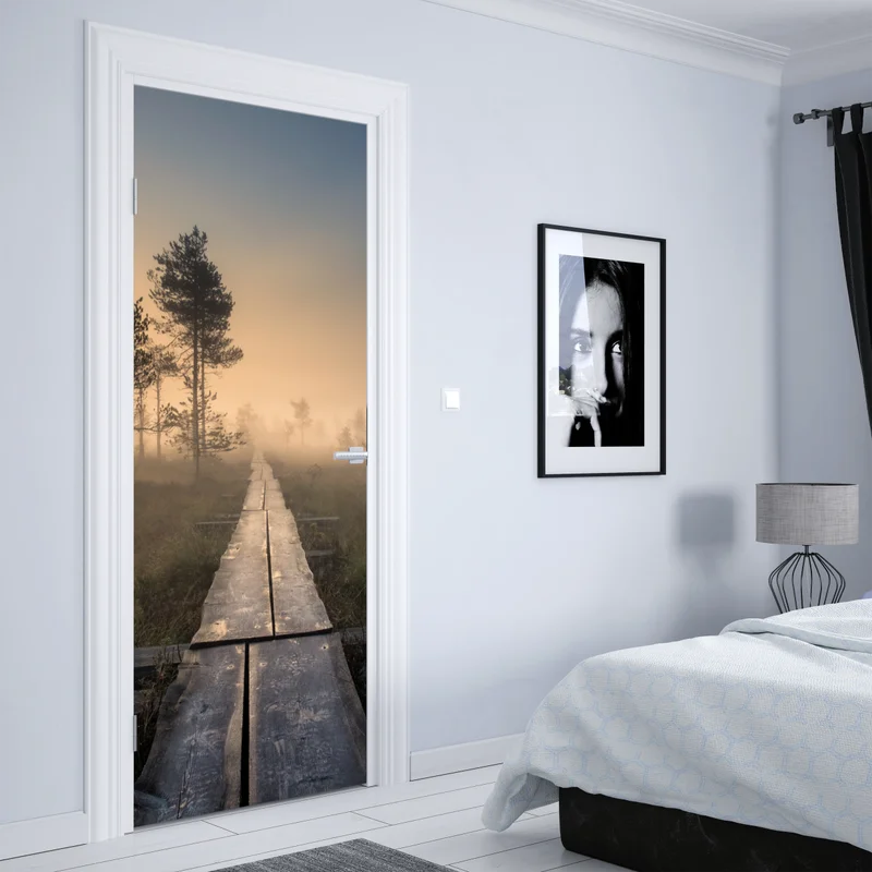 Türaufkleber nebliger sonnenaufgang über dem holzsteg