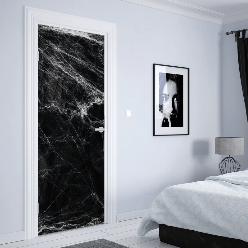 Türaufkleber gespenstisches spinnennetz auf schwarzem hintergrund