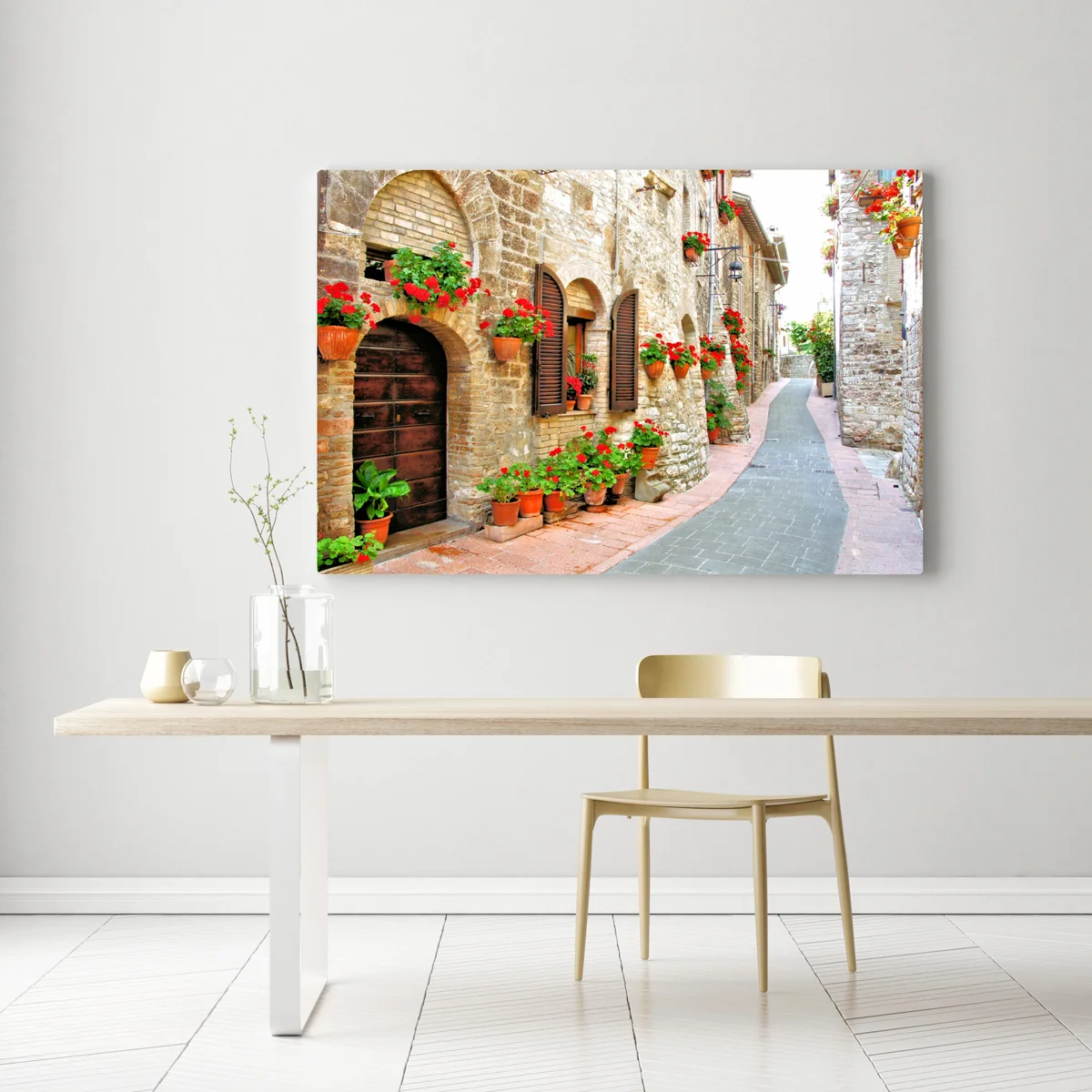 Leinwandbild sonnige steingasse mit roten geranien Leinwandbild sonnige steingasse mit roten geranien