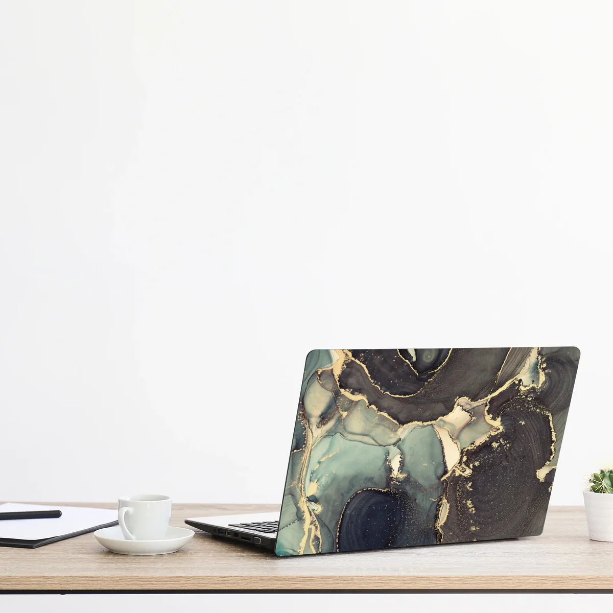 Naklejka na laptopa turkusowo-złota abstrakcja w technice alcohol ink Naklejka na laptopa turkusowo-złota abstrakcja w technice alcohol ink