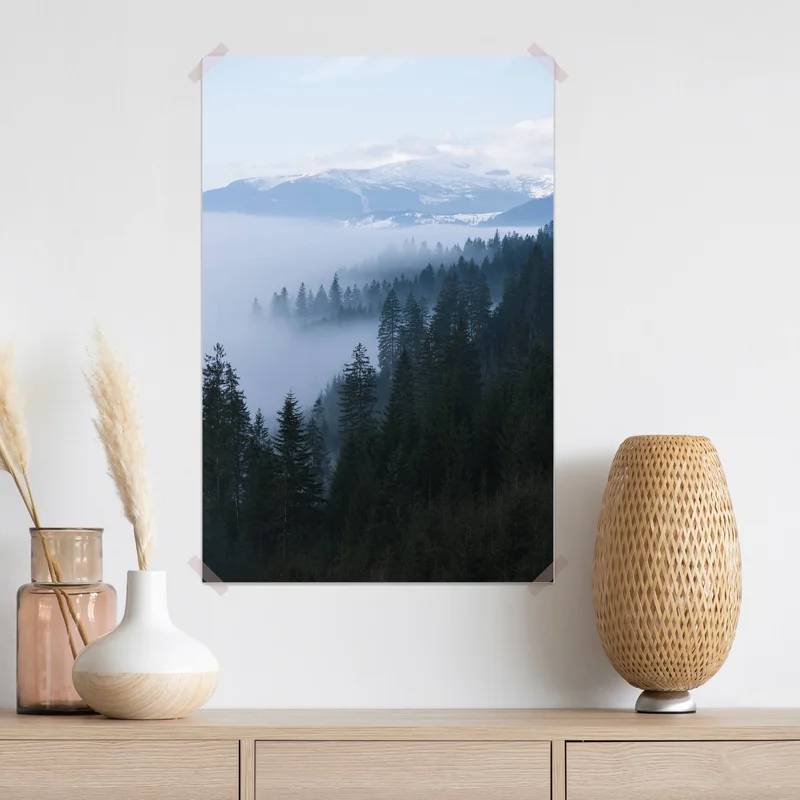 Poster Morgennebel in den Bergen. Frühlingslandschaft mit Fichtenwald • Poster bei Wallnifity® Poster Morgennebel in den Bergen. Frühlingslandschaft mit Fichtenwald • Poster bei Wallnifity®