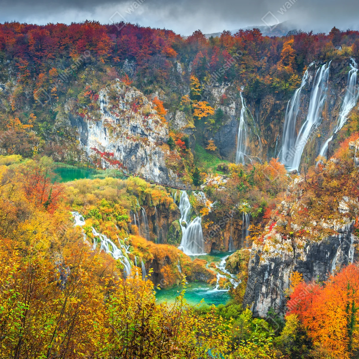 Leinwandbild herbstliche wasserfälle in einem farbenfrohen wald Leinwandbild herbstliche wasserfälle in einem farbenfrohen wald