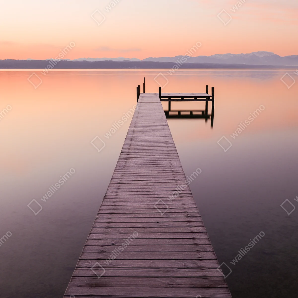 Leinwandbild ruhiger steg im frühaufgang über pastellfarbenem see Leinwandbild ruhiger steg im frühaufgang über pastellfarbenem see