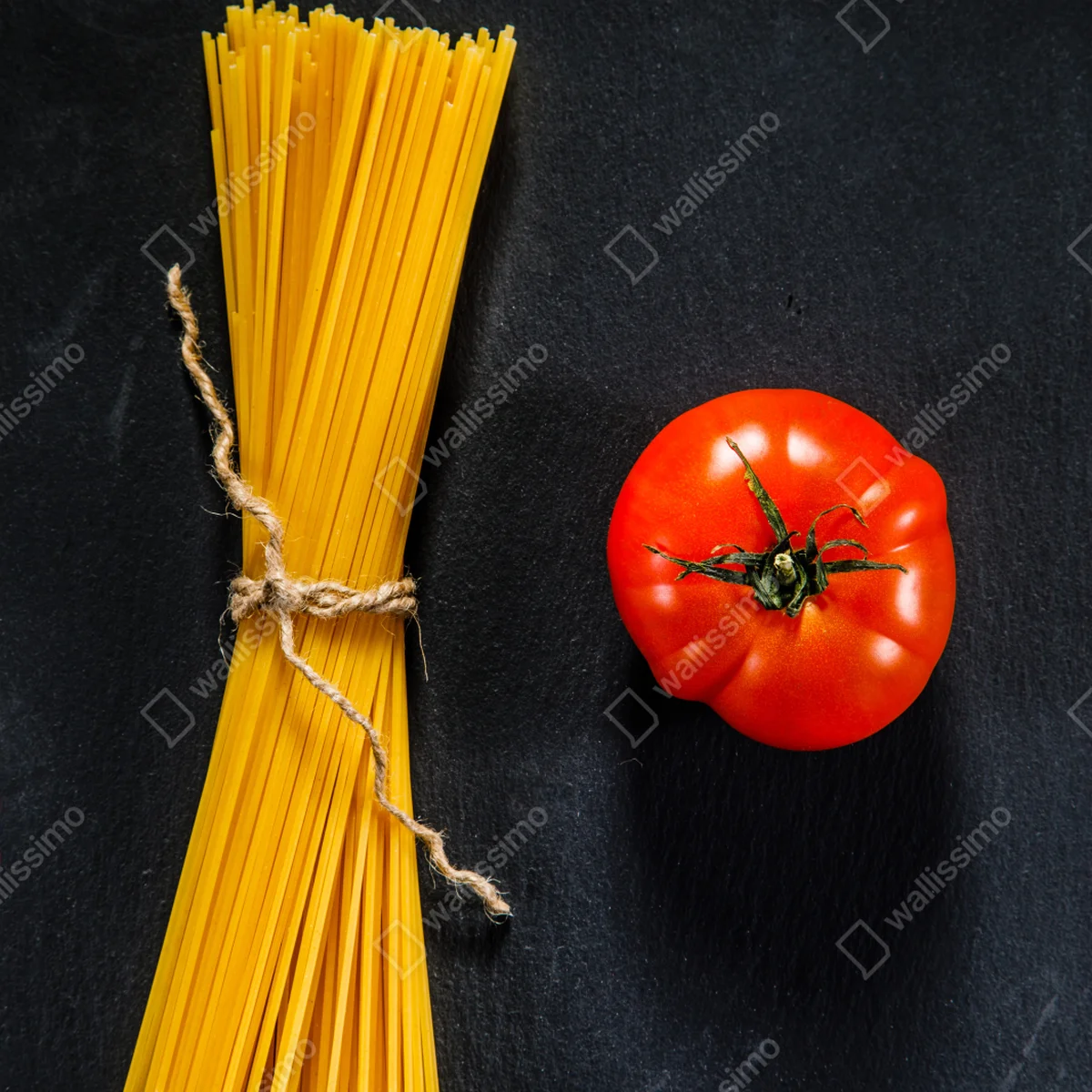 Poster minimalistische spaghetti- und tomatenkomposition Poster minimalistische spaghetti- und tomatenkomposition