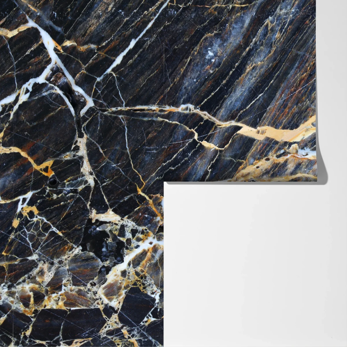 Fototapeta ciemny marmur ze złotymi i kremowymi żyłami Fototapeta ciemny marmur ze złotymi i kremowymi żyłami