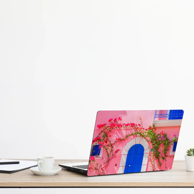 Laptop-Aufkleber leuchtende rosa fassade mit blauer tür