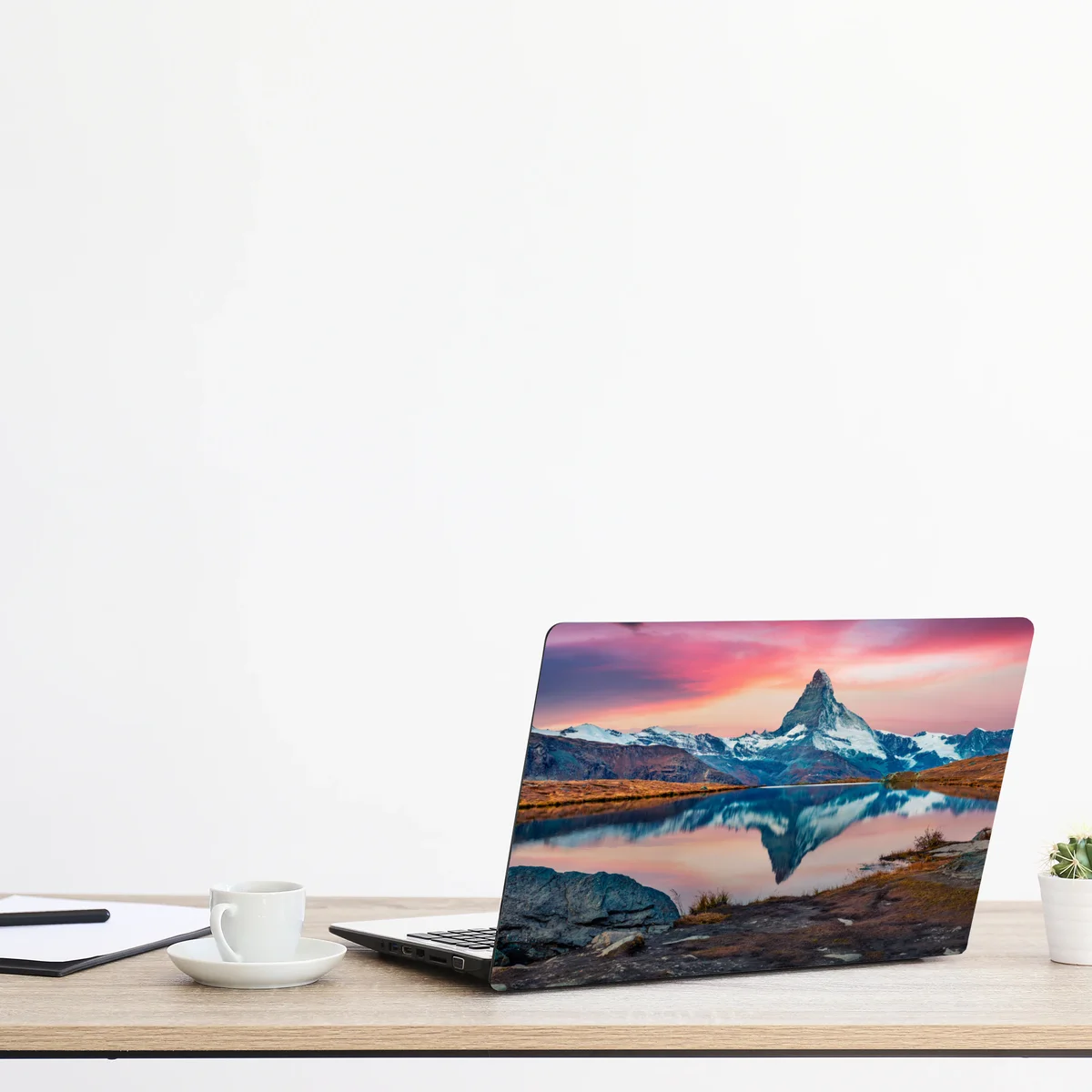 Laptop-Aufkleber majestätisches Matterhorn spiegelt sich im Stellisee Laptop-Aufkleber majestätisches Matterhorn spiegelt sich im Stellisee