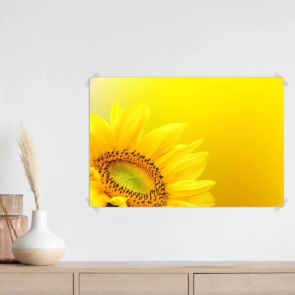 Poster leuchtende sonnenblume nahaufnahme auf gelbem hintergrund Poster leuchtende sonnenblume nahaufnahme auf gelbem hintergrund