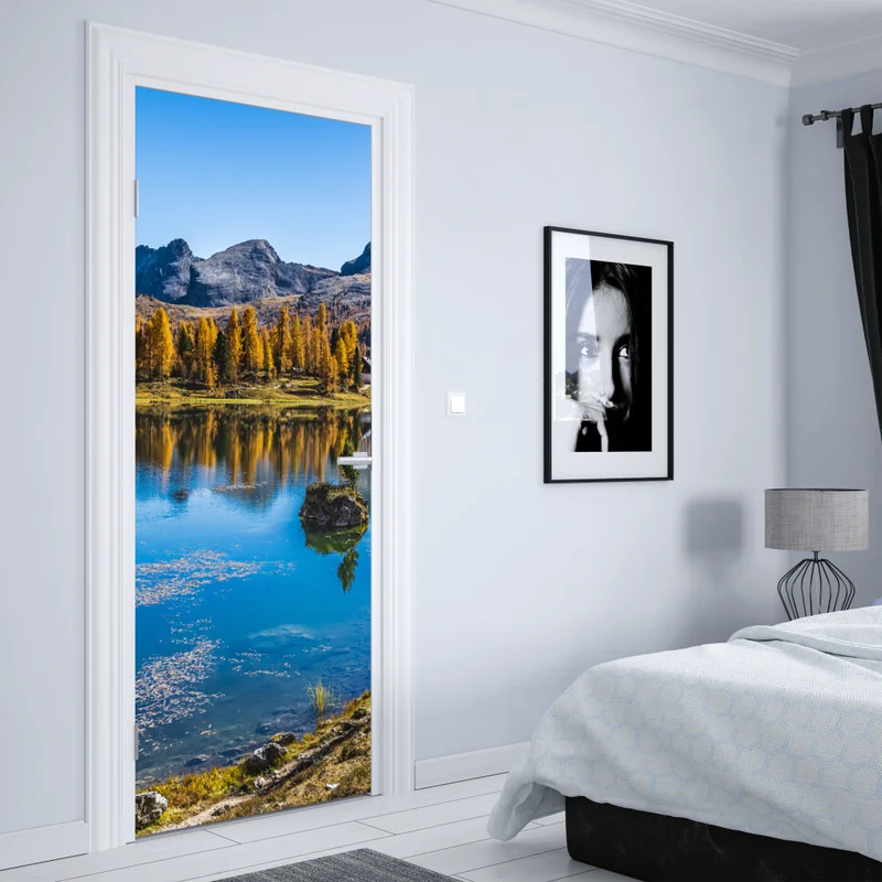 Türaufkleber herbstlicher alpensee mit bergreflexion