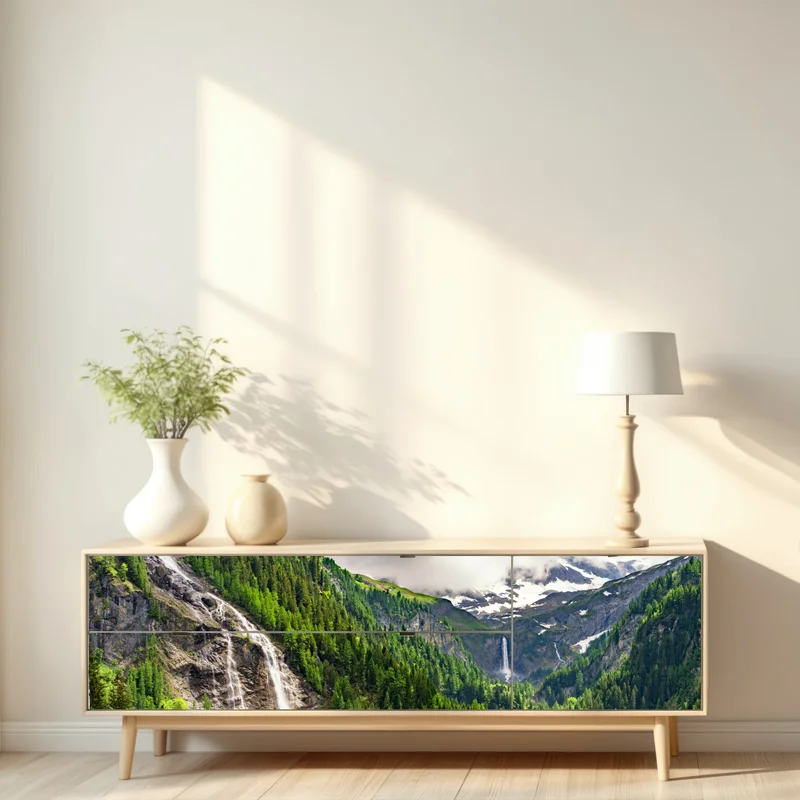 Repositionierbarer Aufkleber nebelverhangener alpenwasserfall über grüner waldschlucht Repositionierbarer Aufkleber nebelverhangener alpenwasserfall über grüner waldschlucht