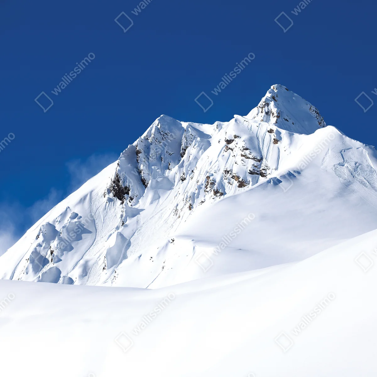 Repositionierbarer Aufkleber verschneite alpenspitze unter tiefblauem himmel Repositionierbarer Aufkleber verschneite alpenspitze unter tiefblauem himmel