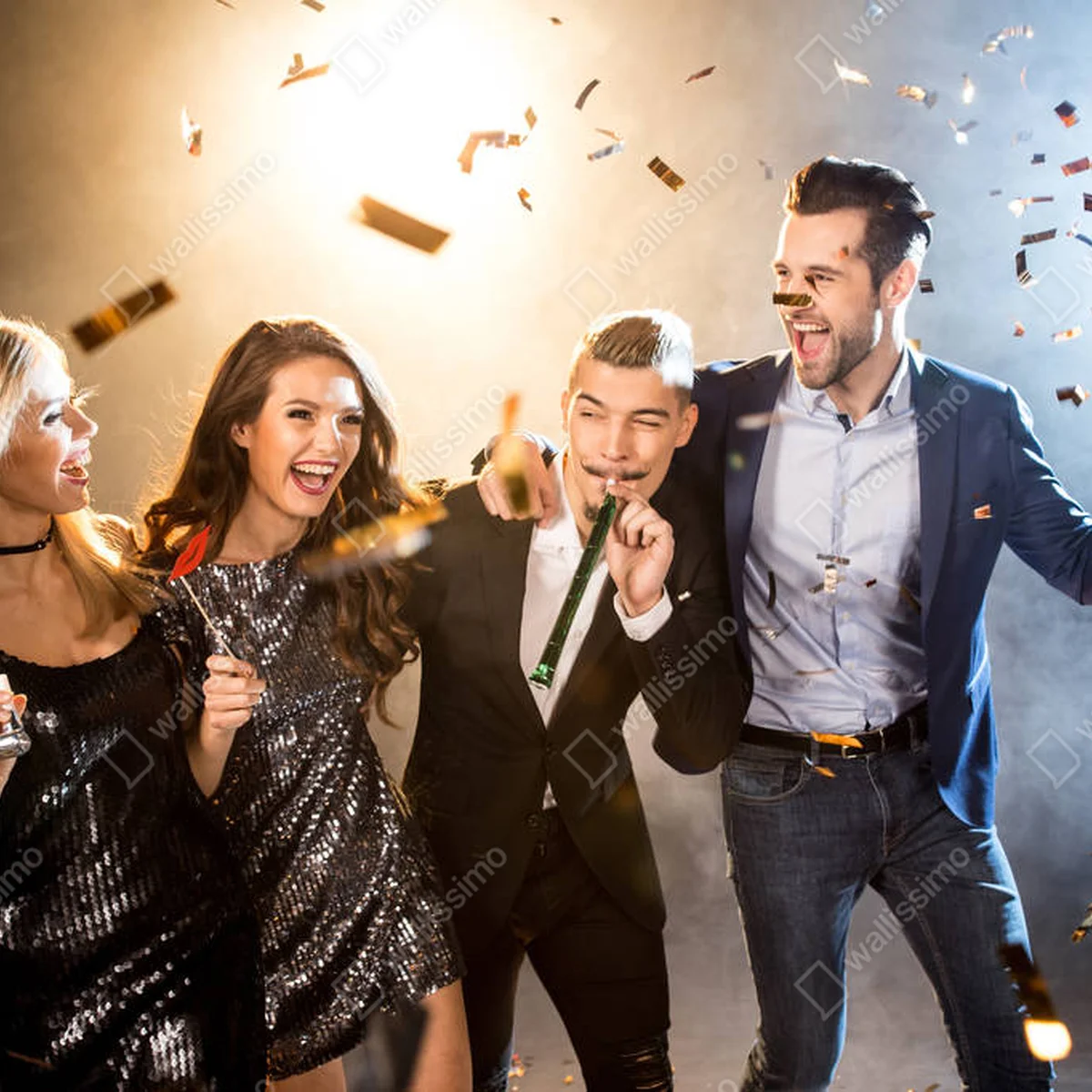 Leinwandbild Glückliche Freunde feiern • Leinwandbilder bei Wallnifity® Leinwandbild Glückliche Freunde feiern • Leinwandbilder bei Wallnifity®